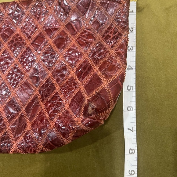 Crocodile embossed clutch - Picture 9 of 15